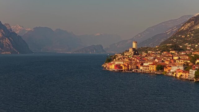 Veduta aerea da drone del paese di Malcesine sulle sponde del Lago di Garda in provincia di Verona in Italia nel mese di marzo