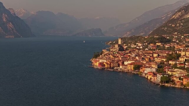 Veduta aerea da drone del paese di Malcesine sulle sponde del Lago di Garda in provincia di Verona in Italia nel mese di marzo