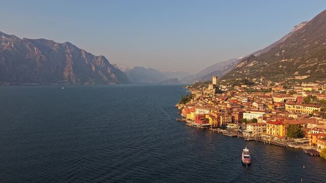 Veduta aerea da drone del paese di Malcesine sulle sponde del Lago di Garda in provincia di Verona in Italia nel mese di marzo