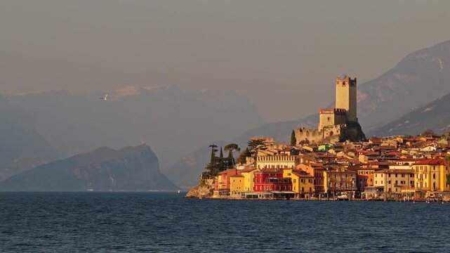 Veduta aerea da drone del paese di Malcesine sulle sponde del Lago di Garda in provincia di Verona in Italia nel mese di marzo
