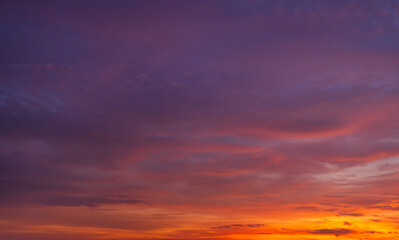 Obraz premium Stunning purple and orange sunset sky with altocumulus clouds,Beautiful dramatic sunset sky with vibrant purple and pink altocumulus clouds over a soft golden horizon. Perfect for nature backgrounds, 