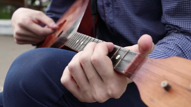 people's hands play musical instruments