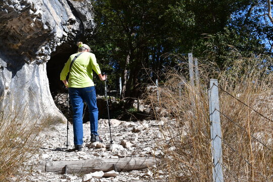 Frau wandert bei Arco im Trentino 