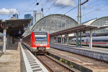 Obraz premium Grand interior of Frankfurt Hauptbahnhof main railway station hall