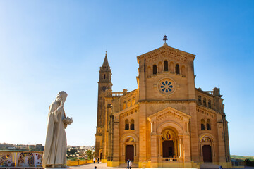 Wejście do Bazyliki i sanktuarium Ta’ Pinu na Gozo 2026 © Krzysiek Cegiełka