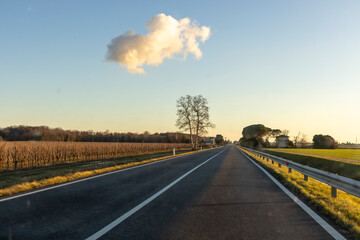 Obraz premium A road with a cloud in the sky