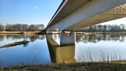 Widok na rzekę  © WalDec