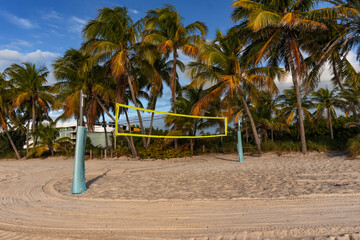 Naklejka premium Serene Sunrise: Empty Shoreline and Palm Trees at Smathers Beach, Key West