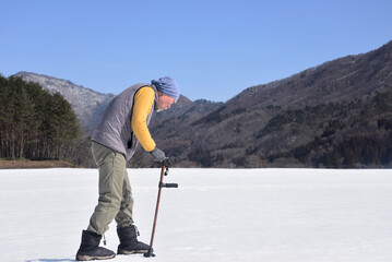 田舎暮らし雪上でリハビリをする老人