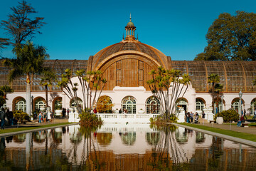 Obraz premium Serene Courtyard Display. Peaceful Reflective Pond With Intricately Designed Spanish Architectural Elements