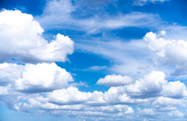 Cielo azul lleno de nubes 