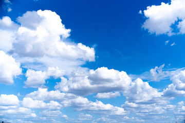 Cielo nublado diurno y azul © Joel