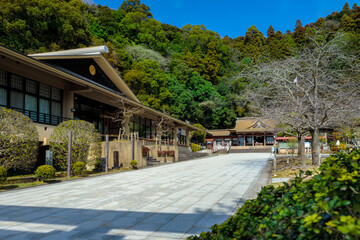 Fototapeta premium 鹿児島縣護國神社の社殿と狛犬（Kagoshima Gokoku Shrine in Kagoshima, Japan）