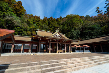 Fototapeta premium 鹿児島縣護國神社の社殿と狛犬（Kagoshima Gokoku Shrine in Kagoshima, Japan）