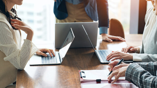 ビジネス、会議、ミーティング、商談、チームワーク、リーダーシップ、管理職、カジュアル、グループ、プロジェクト、リーダー、相談、ノートパソコン、PC、DX、エンジニア、顔なし、コピースペース、オフィス、ビジネスパーソン、ビジネスマン、チームビルディング、人材、協力、同僚、仕事、職場、企業、経営、会社員、会話、打ち合わせ、面談、日本人、男性、女性、室内、インテリア、ボディパーツ、B2B、手元、説明、説