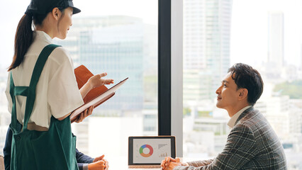 店内で接客する飲食店店員