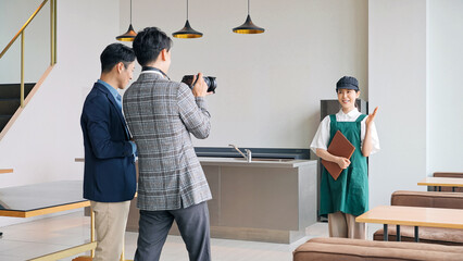 撮影、カメラマン、店員、スタッフ、プロフィール、PR、宣伝、広告、従業員、飲食店、レストラン、店長、カフェ、ファストフード、ショップ、室内、女性、エプロン、日本人、仕事、アルバイト、パート、職場、ディレクター、写真、店舗、独立、開業、SNS、ソーシャルメディア、マーケティング、プロモーション、男性、笑顔、ポートレート、ビジネス、派遣、依頼、スタジオ、ホームページ、コンサルタント、インタビュー、コン © metamorworks