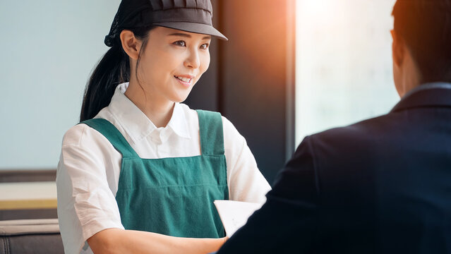 飲食店、レストラン、経営、コンサルタント、コンサルティング、相談、アドバイザー、フランチャイズ、店長、店員、サポート、ビジネス、ビジネスパーソン、ビジネスマン、報告、面談、面接、説明、スタッフ、従業員、カフェ、ファストフード、ショップ、女性、エプロン、日本人、仕事、アルバイト、パート、職場、求人、店舗、開業、独立、FC、会議、ミーティング、打ち合わせ、依頼、分析、融資、銀行、投資、出資、資金調達、