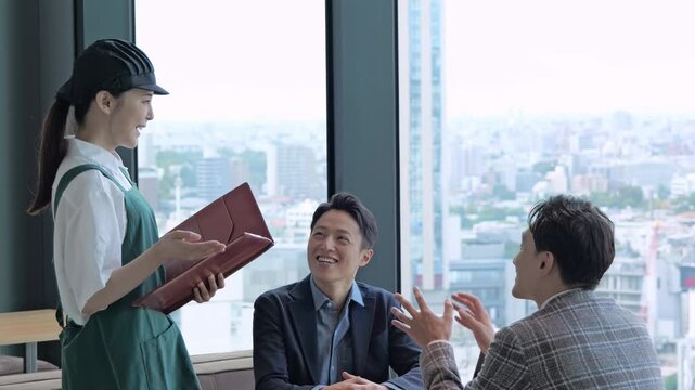 レストランで接客をする女性従業員