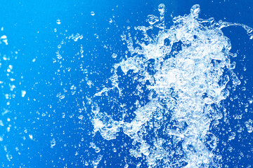 公園の噴水の水のアップと青い紙の背景　爽やかで涼しいイメージ　