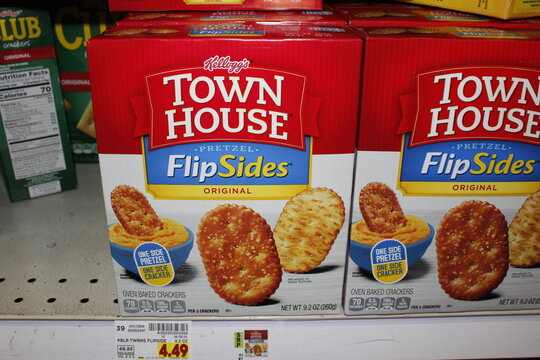 Kellogg's TOWN HOUSE Flip Sides Crackers closeup shelf