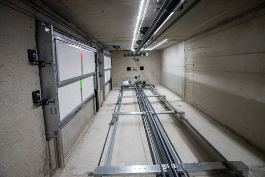 Il s'agit d'une vue int&eacute;rieure d'une cage d'ascenseur avec les pi&egrave;ces m&eacute;caniques et le c&acirc;blage essentiels lors de la r&eacute;novation d'un monte-charge. R&eacute;paration, entretien et maintenance.