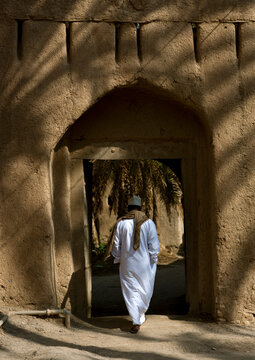Omani man entering Birkat Al Mauz, Oman