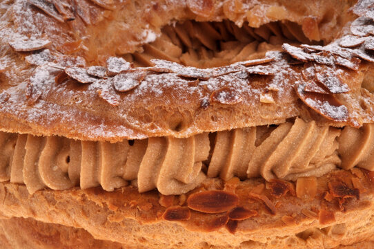 P&acirc;tisserie traditionnelle Paris-Brest en gros plan