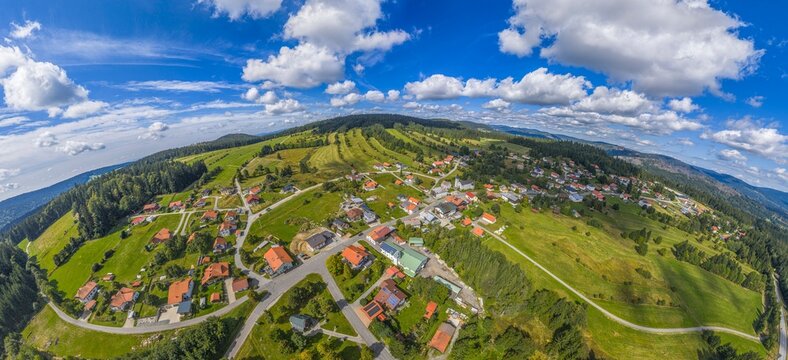 Ausblick auf den Erholungsort Philippsreut im Naturpark Bayerischer Wald im Sp&auml;tsommer