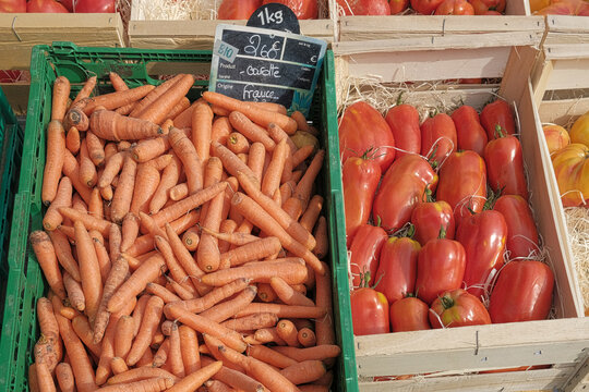 carottes et tomates sur l'&eacute;tal d'un march&eacute;