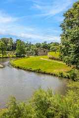 Étang dans le parc municipal face aux ruines du château de Montaigu. 
