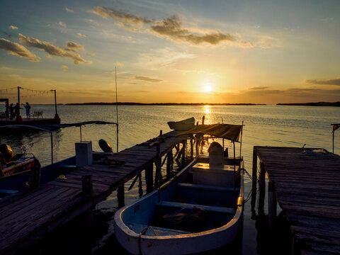 Coucher du Soleil sur le port de Rio Lagartos, Yucatan, Mexique