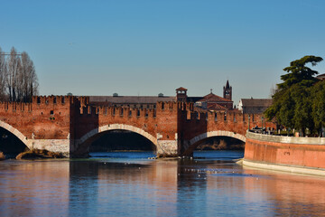 Obraz premium View of Verona historical center with medieval Scaliger Bridge over Adige River