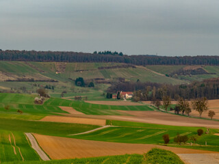 Fototapeta premium Hügelige Agrarlandschaft im Frühjahr