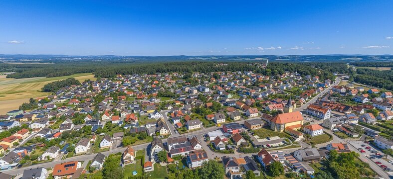 Die Gemeinde Wackersdorf im Oberpf&auml;lzer Seenland aus der Vogelperspektive