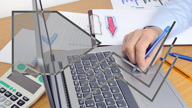 Un uomo d'affari lavora al computer &egrave; un concetto aziendale per le operazioni e spazio per scrivere.