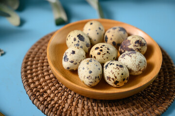 Obraz premium The fresh quail eggs on the plate on the table.
