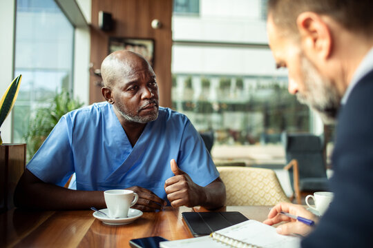 Healthcare worker meeting with advisor in coffee shop