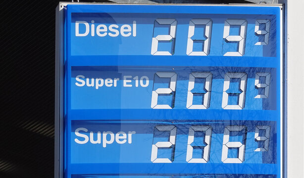diesel and super petrol gas prices in Germany climbed over 2 euro per liter mark in 2026