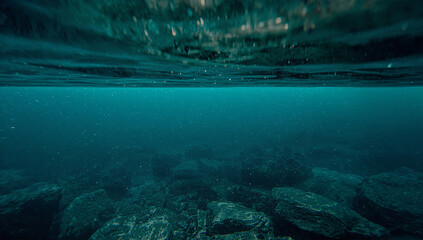 Obraz premium 偏光で水面反射を抑えた透明な深度、光学効果が伝わる俯瞰写真