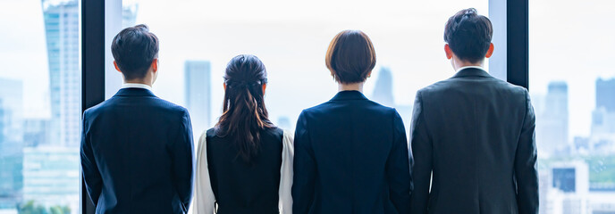 オフィスで都市を眺めるビジネスチームの後ろ姿 © ponta1414