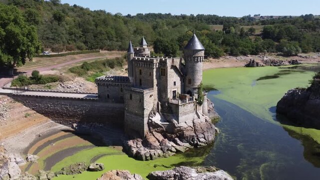 Ch&acirc;teau de la Roche : Vue a&eacute;rienne du ch&acirc;teau m&eacute;di&eacute;val entour&eacute; par les eaux du fleuve Loire