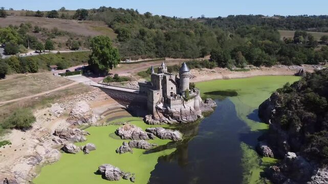 Ch&acirc;teau de la Roche : Vue a&eacute;rienne du ch&acirc;teau m&eacute;di&eacute;val entour&eacute; par les eaux du fleuve Loire