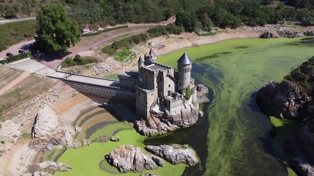 Ch&acirc;teau de la Roche : Vue a&eacute;rienne du ch&acirc;teau m&eacute;di&eacute;val entour&eacute; par les eaux du fleuve Loire