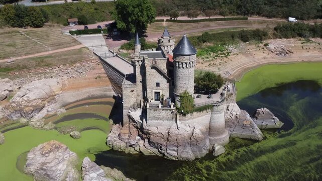 Ch&acirc;teau de la Roche : Vue a&eacute;rienne du ch&acirc;teau m&eacute;di&eacute;val entour&eacute; par les eaux du fleuve Loire