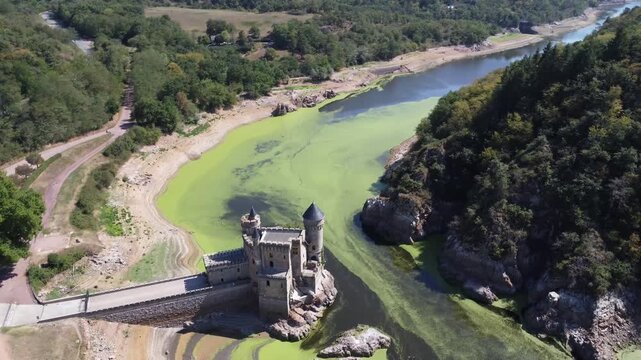 Ch&acirc;teau de la Roche : Vue a&eacute;rienne du ch&acirc;teau m&eacute;di&eacute;val entour&eacute; par les eaux du fleuve Loire