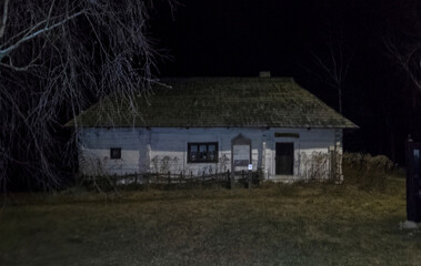 Zabytkowy dom (drewniana "CHAŁUPA") z województwa świętokrzyskiego zimową nocą. © Grzegorz