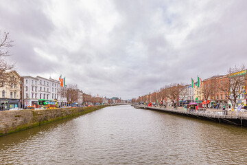 Obraz premium River Liffey through Dublin, Ireland