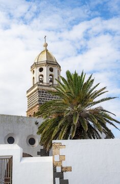 Iglesia de Nuestra Se&ntilde;ora de Guadalupe Church with bell tower, Plaza de la Constituci&oacute;n, Teguise, Lanzarote, Canary Islands, Spain