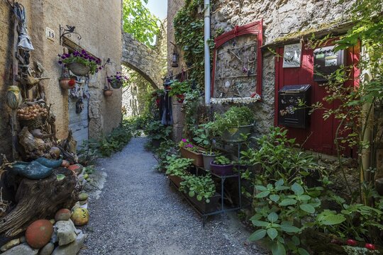 Curiosities, crime scene in an alley in Esparron-de-Verdon, Provence-Alpes-C&ocirc;te d'Azur, Provence, France